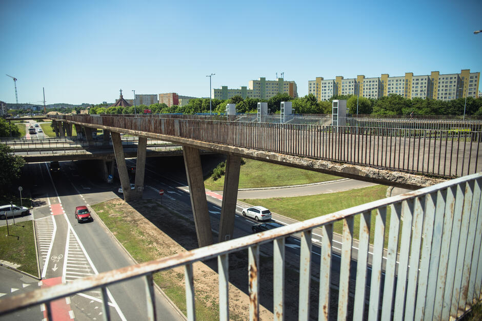 na zdjęciu zniszczona ogromna betonowa kładka