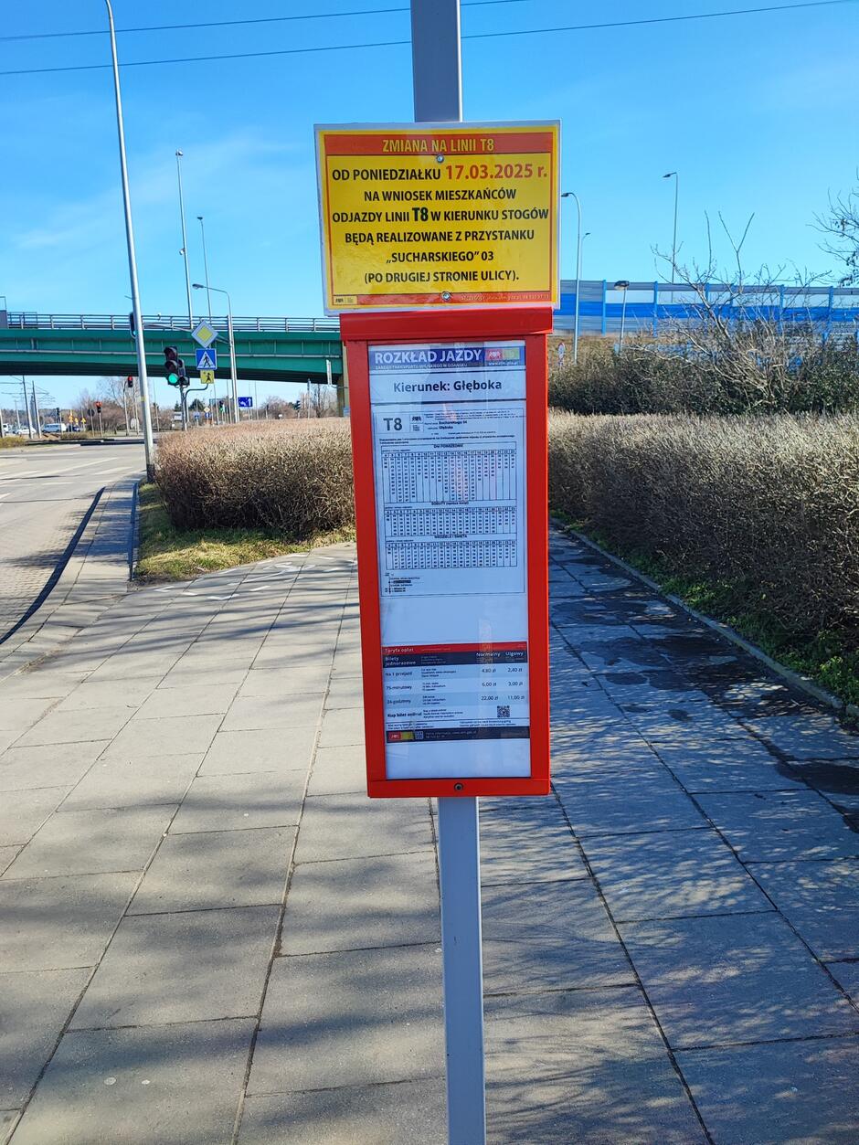 Słupek przystankowy z tablicą rozkładów jazdy autobusów