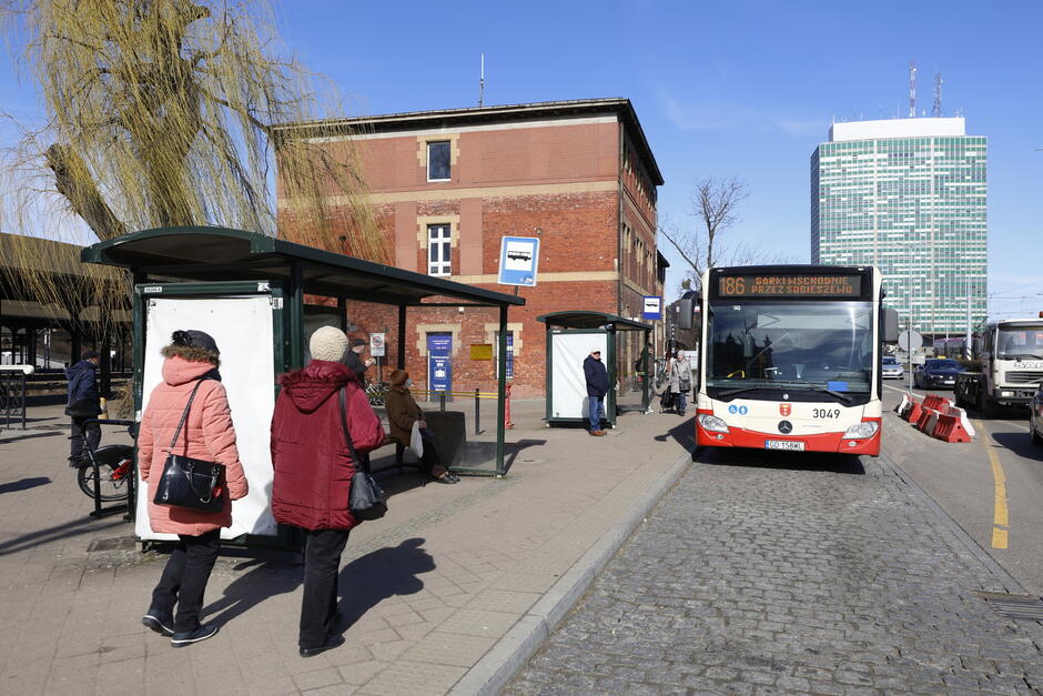 Dwa przystanki autobusowe obok siebie