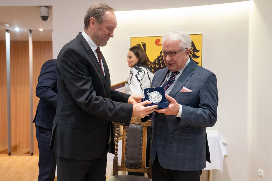 Dwóch mężczyzn w garniturach stoi obok siebie