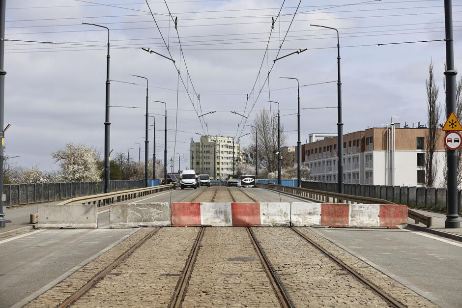 Widok zamkniętego mostu Siennickiego od strony wjazdu na most