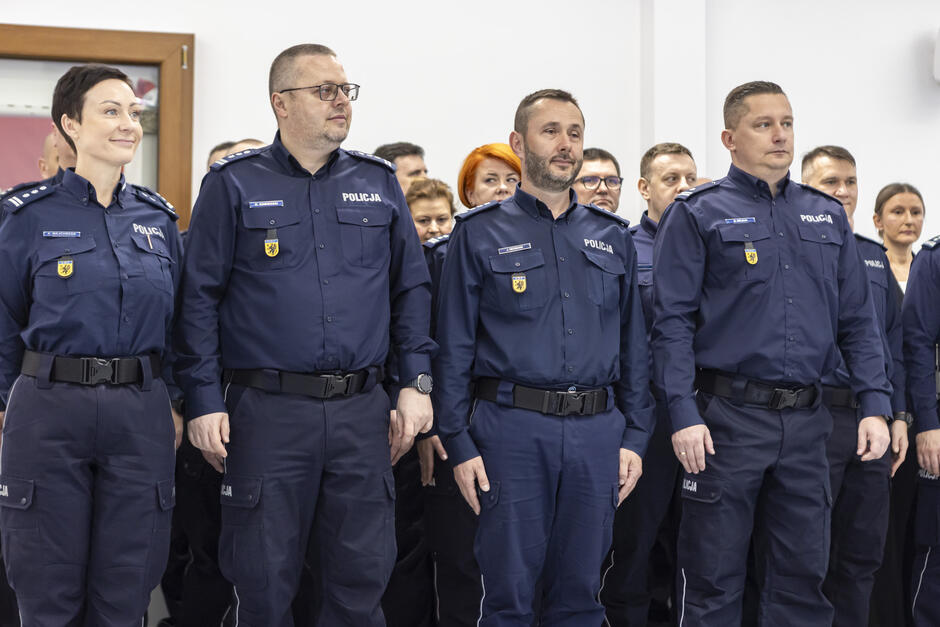 Grupa policjantów, którzy się ustawili do odebrania nagród