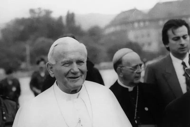 Papież idzie w otoczeniu kilku osób
