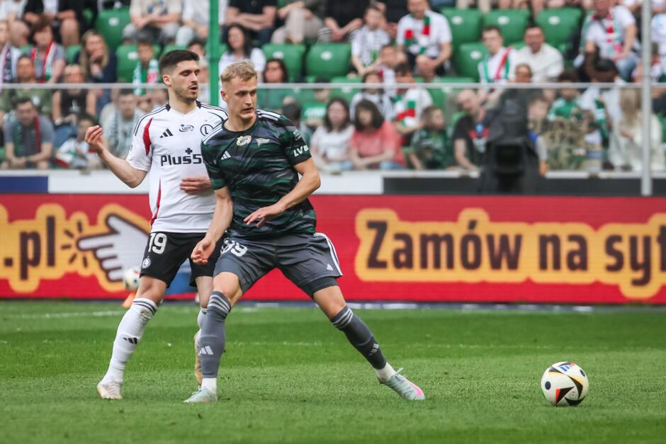 Zawodnicy dwóch przeciwnych drużyn walczą o piłkę