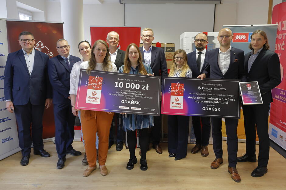 Grupa osób pozuje do zdjęcia z nagrodami w plebiscycie.