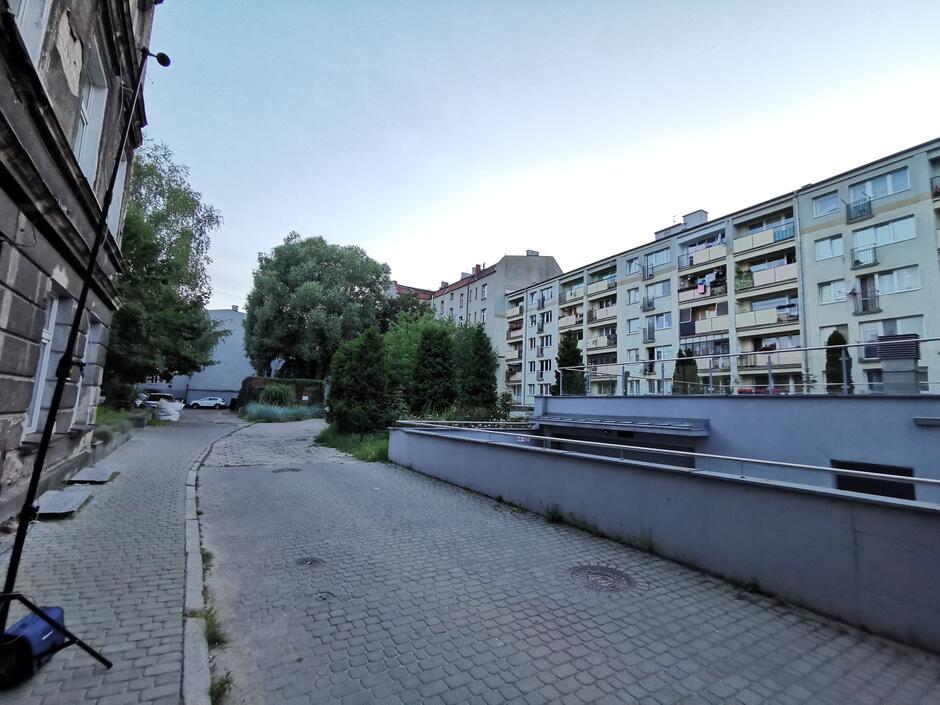 Urządzenie do pomiaru poziomu hałasu skierowane na jego źródło