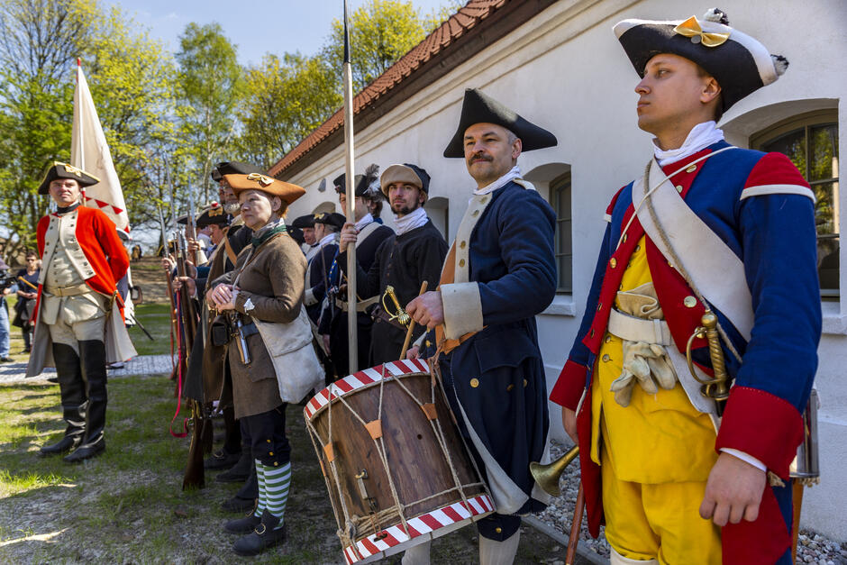 Oddział rekonstruktorów w mundurach wojsk z XVIII wieku