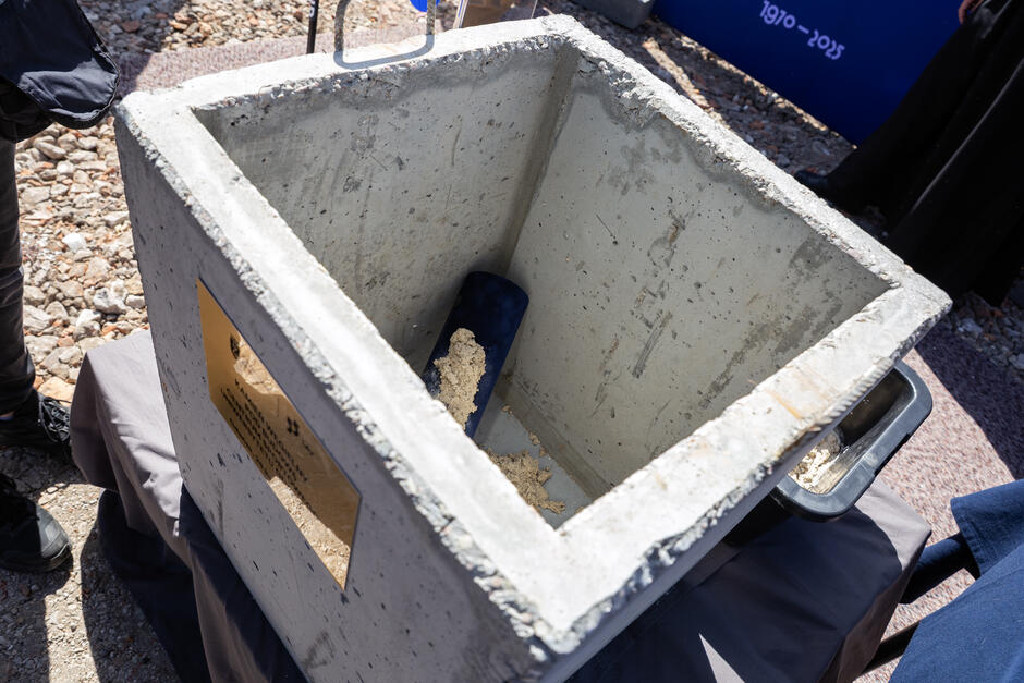 Betonowa skrytka na kamień węgielny pod budowę z widoczną w środku tubą.