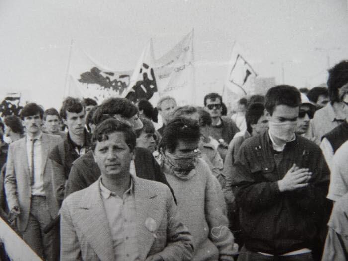 Tłum ludzi idzie z transparentami Solidarność. Stare czarno-białe zdjęcie