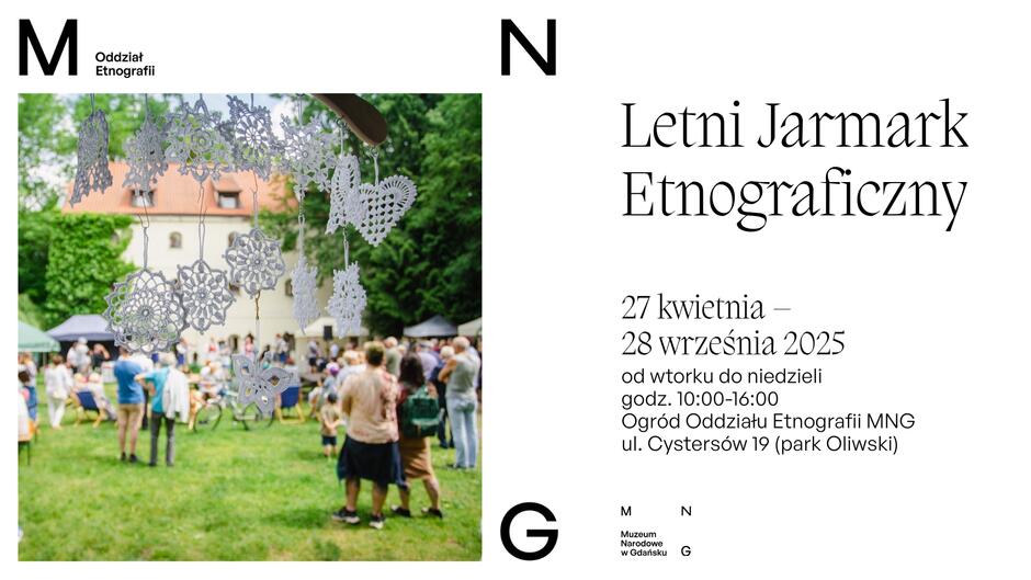 Grafika inforumująca o Letnim Jarmarku Etnograficznym. Na grafice jest zdjęcie parku, w którym jest wiele osób na trawniku, na pierwszym planie wiszą ludowe koronki.