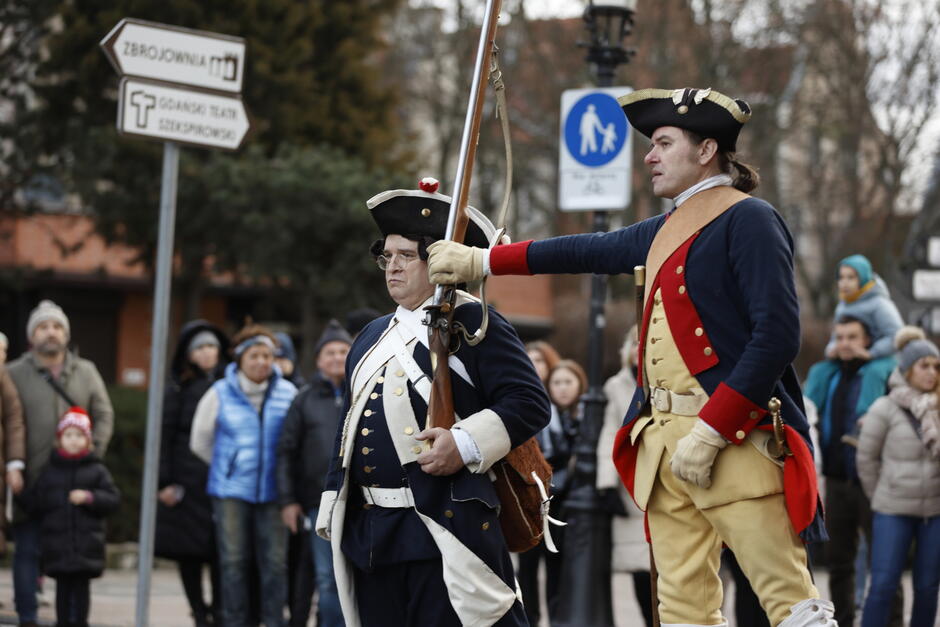 Mężczyzna w mundurze z epoki podczas pokazu musztry