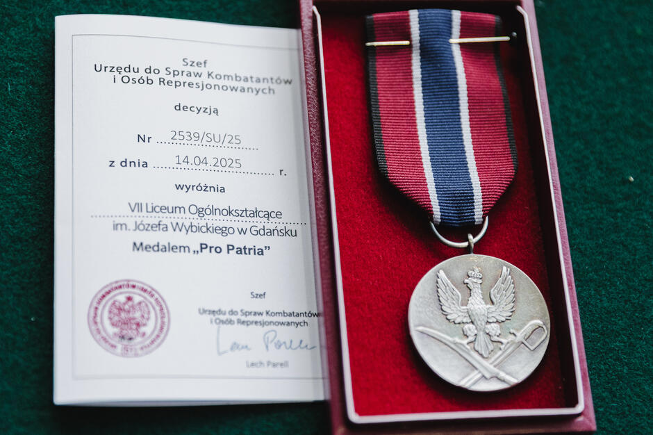 Medal ze wstążką i legitymacja potwierdzająca przyznanie go VII LO w Gdańsku