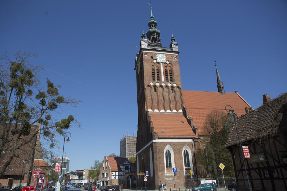 Widok kościoła z wieżą, zwieńczoną barokowym hełmem