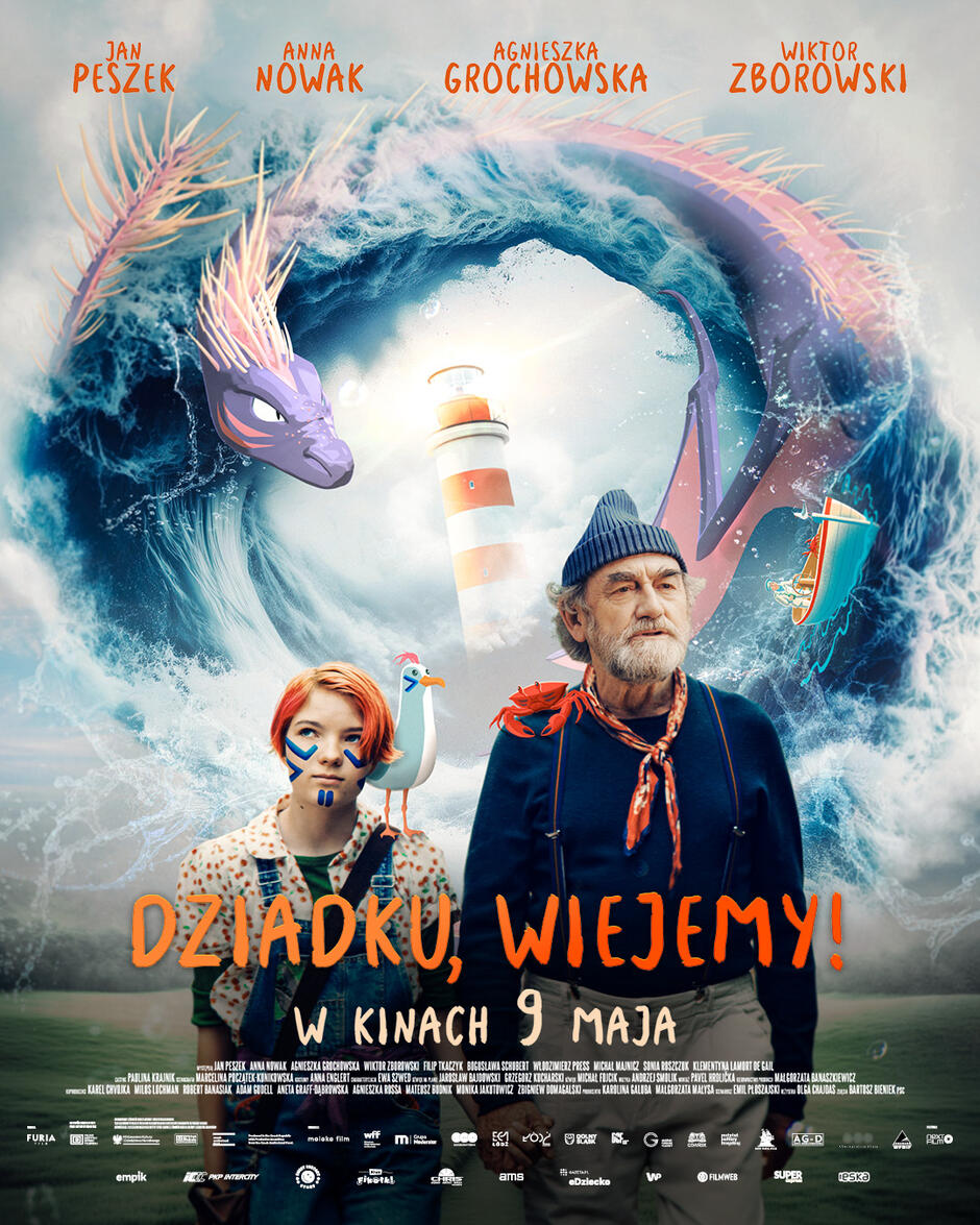 Plakat filmu „Dziadku, wiejemy!” przedstawia starszego mężczyznę i młodą dziewczynę stojących na tle ogromnej fali morskiej, z której wyłania się kolorowy smok morski. Styl graficzny łączy realistyczne postacie z bajkowymi, fantastycznymi elementami, sugerując przygodowy i rodzinny charakter filmu – jego premiera zapowiedziana jest na 9 maja