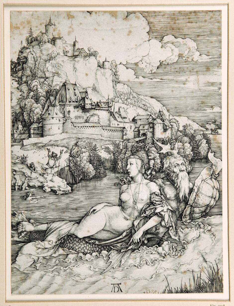 Na rycinie przedstawiono mityczną scenę z bogiem morskim Trytonem i syreną (lub nereidą), unoszących się na falach w pobliżu zamku położonego w malowniczym, górskim krajobrazie. Dzieło, sygnowane monogramem "AD", jest autorstwa Albrechta Dürera i ukazuje mistrzowskie wykorzystanie detalu oraz perspektywy charakterystyczne dla niemieckiego renesansu.