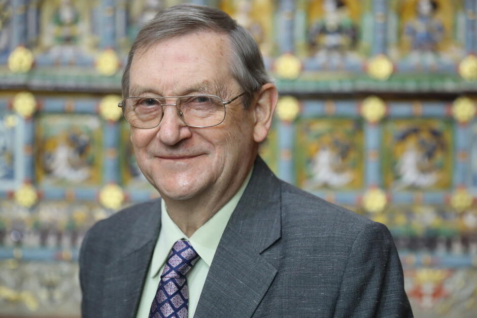 Zdjęcie mężczyzny lat około 70, w okularach