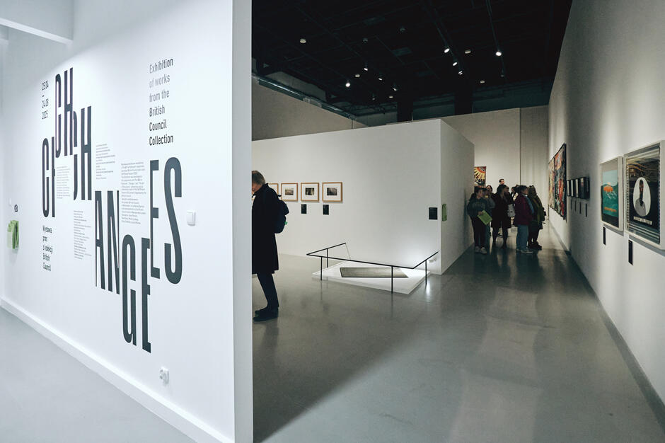 Białe ściany galerii CSW, w tyle widać grupę zwiedzających