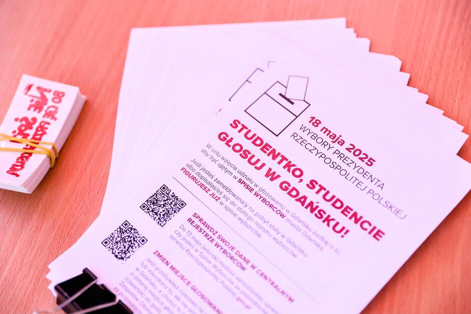 Na zdjęciu widoczna jest ulotka informacyjna dotycząca wyborów prezydenckich w Polsce, które odbędą się 18 maja 2025 roku. Skierowana jest do studentek i studentów przebywających w Gdańsku. Zachęca ich do udziału w wyborach i przypomina, że aby móc zagłosować w Gdańsku, trzeba być wpisanym do spisu wyborców tego miasta.