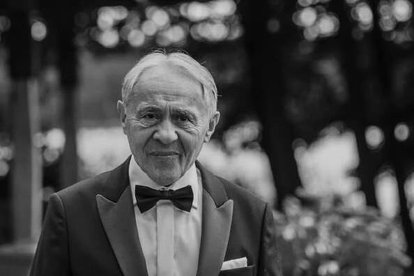 Starszy mężczyzna elegancko ubrany, w marynarce, pod muszką