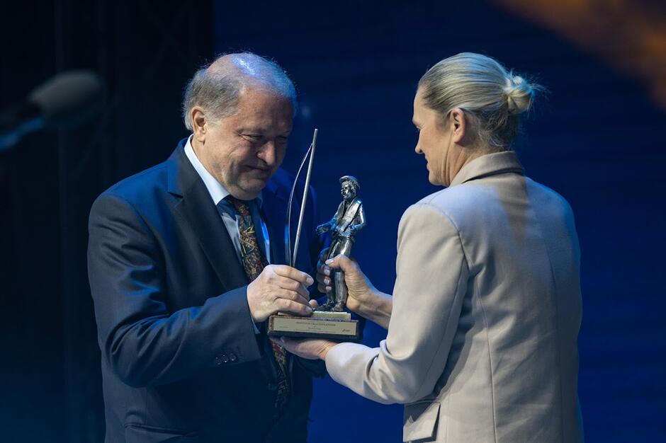 Mężczyzna ze statuetką po lewej - kobieta po prawej