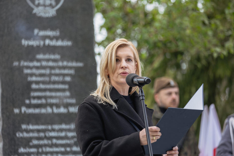 kobieta przemawia przy pomniku