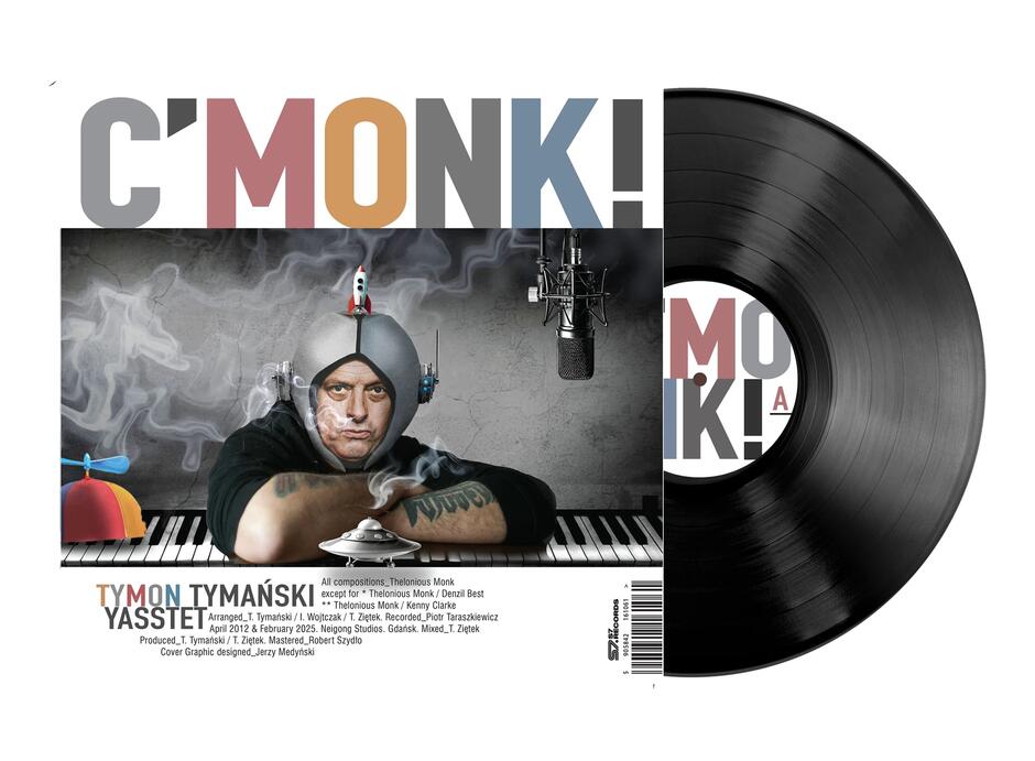 To okładka płyty winylowej „C\'MONK!” zespołu Tymon Tymański Yassett, ukazująca Tymańskiego w futurystycznym, humorystycznym hełmie z mikrofonem i dymem unoszącym się wokół. Stylizowana grafika nawiązuje do jazzu i postaci Theloniousa Monka, którego kompozycje znajdują się na płycie.