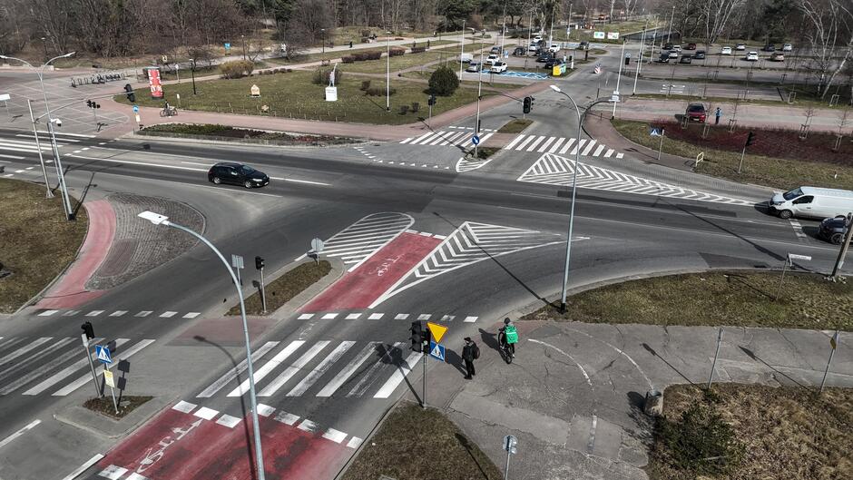 na zdjęciu wykonanym z drona widać duże skrzyżowanie ulic