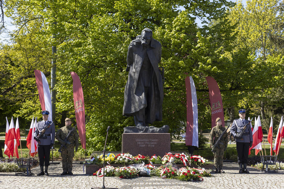 Pomnik Piłsudskiego na gdańskiej Strzyży, po jego lewej i prawej stronie stoją żołnierze pełniący wartę honorową