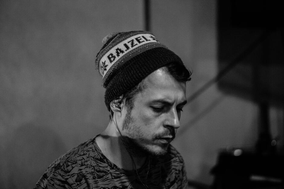 Na zdjęciu mężczyzna w czapce z napisem bajzel