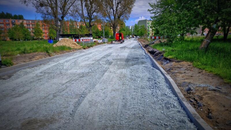 na zdjęciu zbliżenie na układaną nową nawierzchnię jezdni