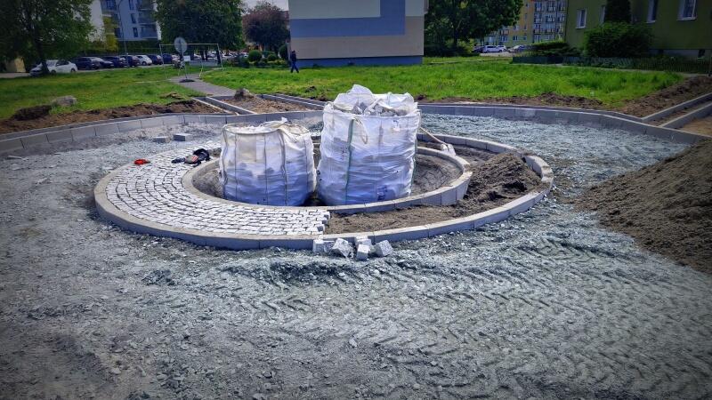 na zdjęciu powstające nowe niewielkie rondo