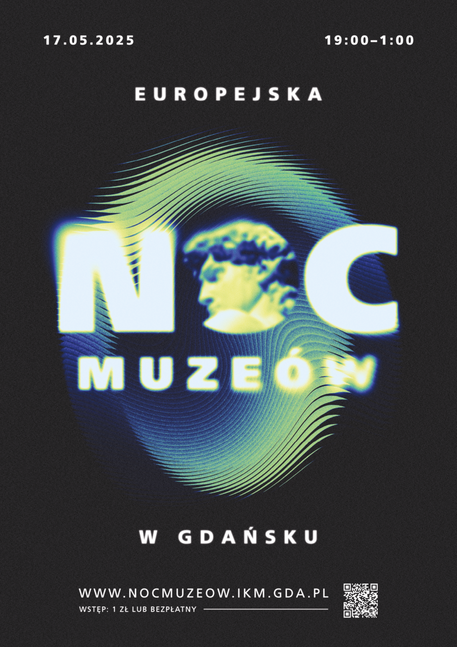 Plakat promuje Europejską Noc Muzeów w Gdańsku, która odbędzie się 17 maja 2025 roku w godzinach 19:00–01:00. Centralnym motywem graficznym jest neonowy napis „NOC MUZEÓW” oraz klasyczne popiersie, na tle falującego wzoru.