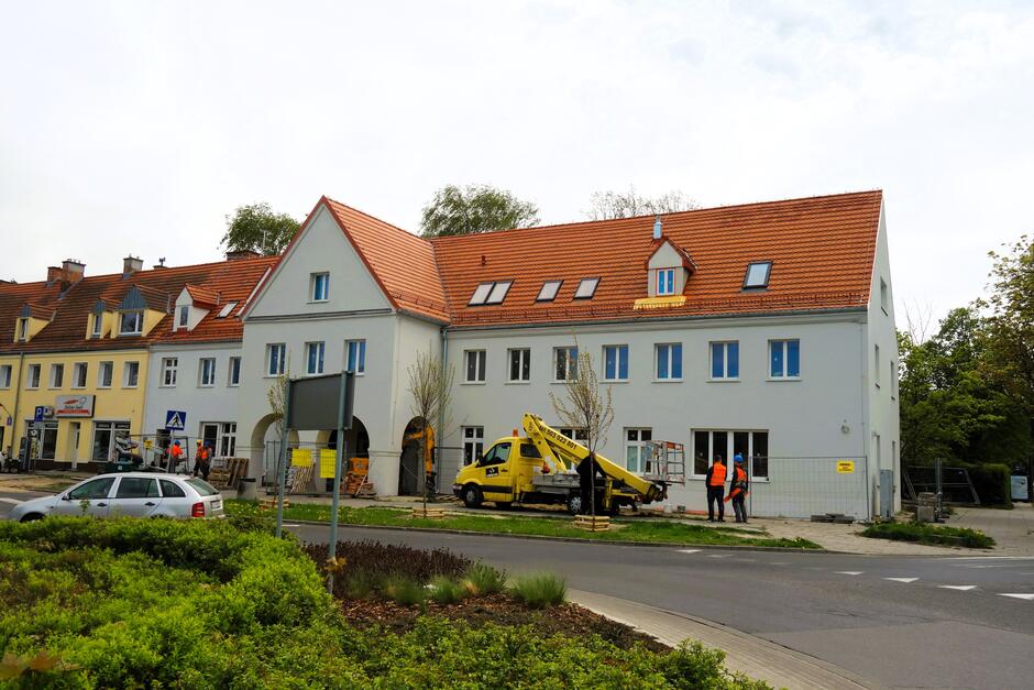 Podnośnik zamontowany na żółtym samochodzie stojący przed budynkiem Styp-Rekowskiego 16.