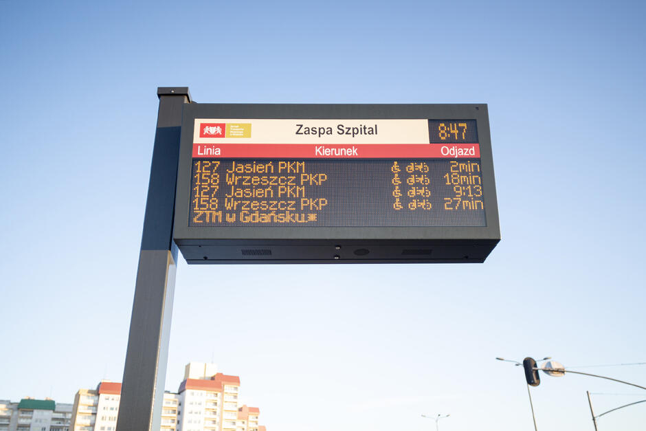 Tablica informacyjna z rozkładem jazdy tramwajów.