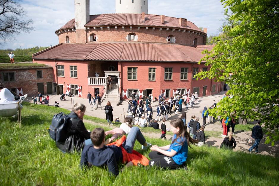 Ludzie na dziedzińcu twierdzy, słoneczna pogoda