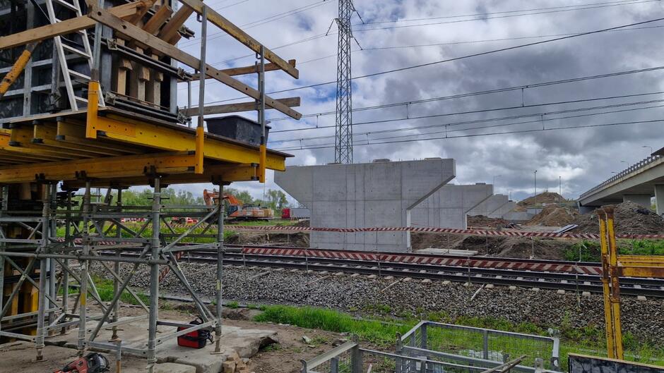 na zdjęciu zbliżenie na nowe betonowe podpory przyszłego mostu