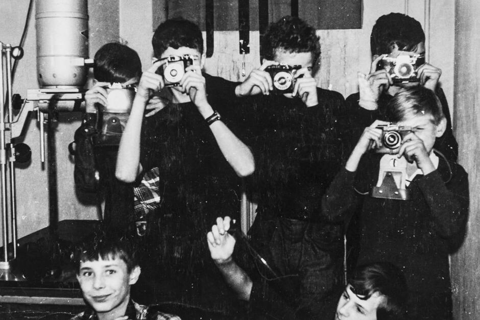 Grupa chłopców z aparatami analogowymi, m.in. marki Druh, Smiena i Start – bardzo popularne w Polsce Ludowej modele dla amatorów i młodzieży.