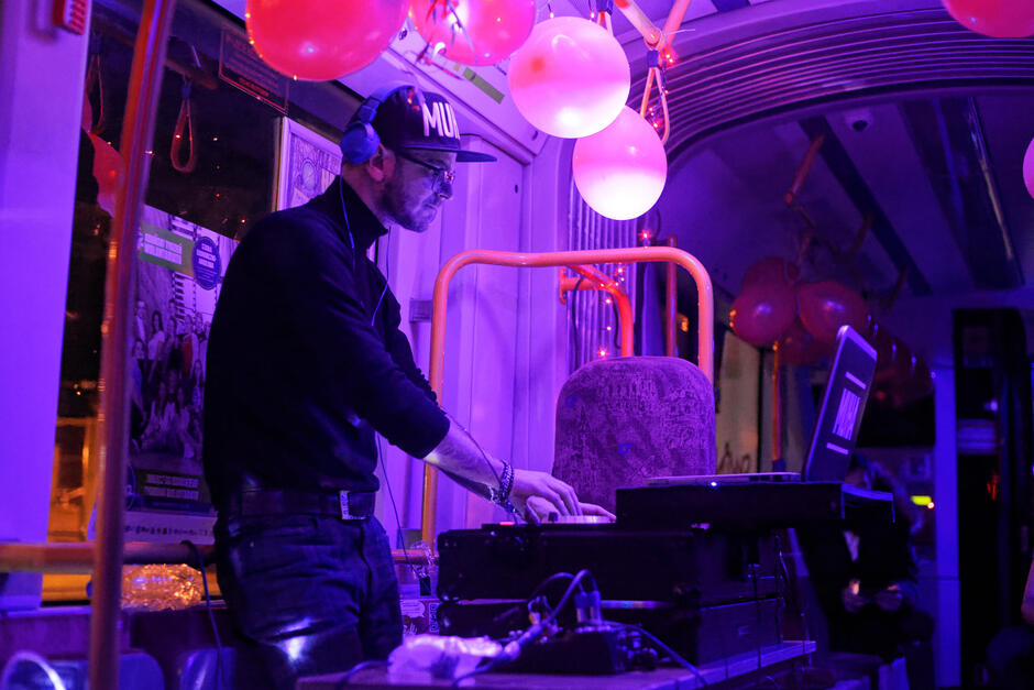 Didżej puszcza muzykę w tramwaju