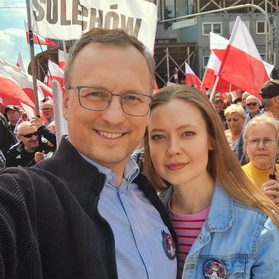 Mężczyzna pozuje do selfie z przytuloną do niego kobietą
