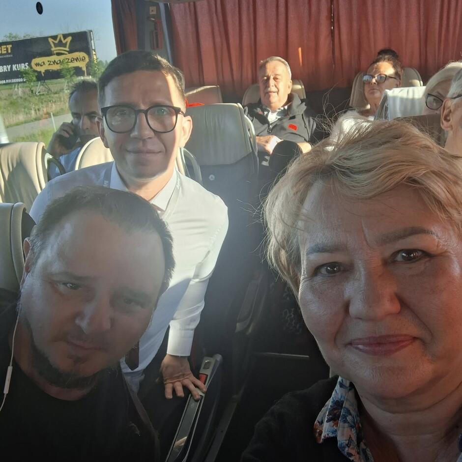 Fotografia z wnętrza autobusu -selfie kilku osób, radna Imianowska w prawej dolnej części zdjęcia