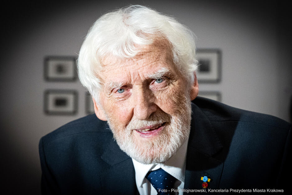 Portret siwego mężczyzny około lat 90