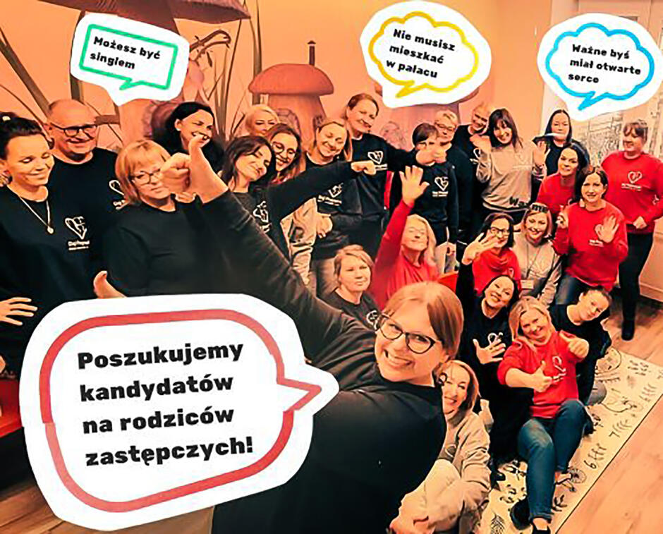 Pracowniczki i pracownicy Wydziału Pieczy Zastępczej MOPR w Gdańsku pozują z wesołymi minami i gestami do zdjęcia.