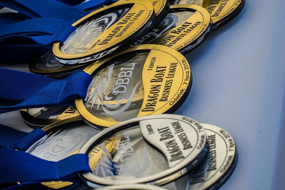 Na zdjęciu widnieją medale z napisem "Dragon Boat Business League", przygotowane na wydarzenie w Gdańsku, które odbyło się 7 lipca 2018 roku.