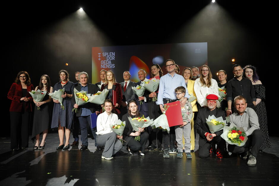 Na zdjęciu osoby nominowane i nagrodzone w ramach Splendor Gedanensis za rok 2024 a także prezydent Aleksandra Dulkiewicz i przewodniczący kapituły Maximilian Kieturakis