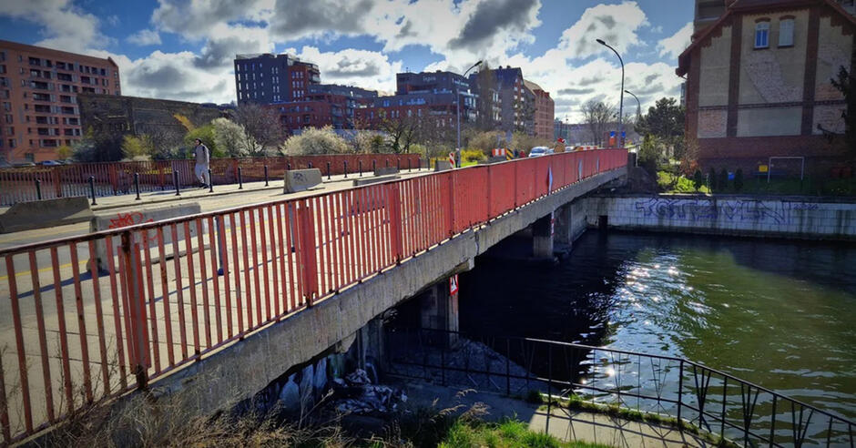 Most nad rzeką w mieście.