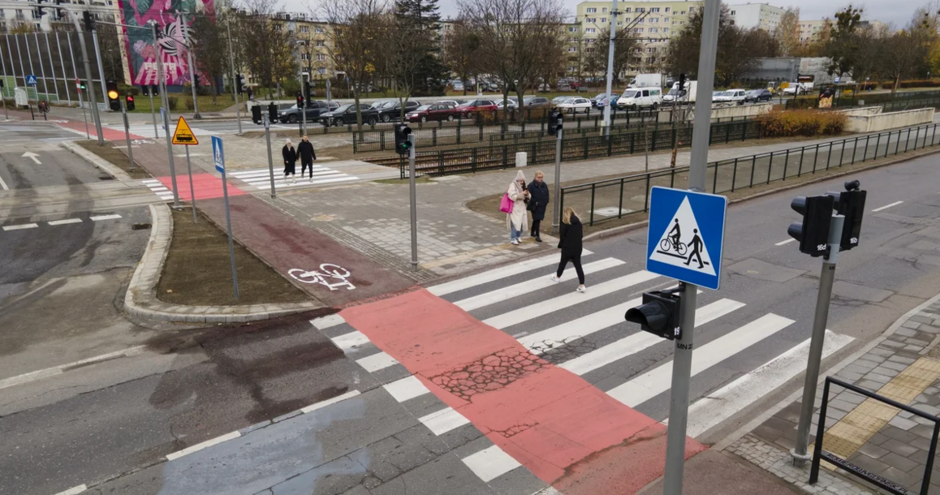 zdjęcie z drona, widać fragment skrzyżowania z przejściem dla pieszych, widać pasy i sygnalizację