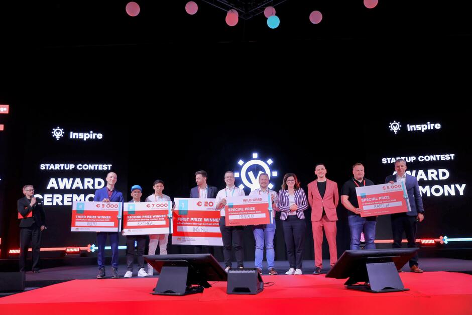 Na drugim zdjęciu widzimy ceremonię wręczenia nagród w międzynarodowym konkursie startupowym — Startup Contest Award Ceremony, również w ramach wydarzenia Inspire.