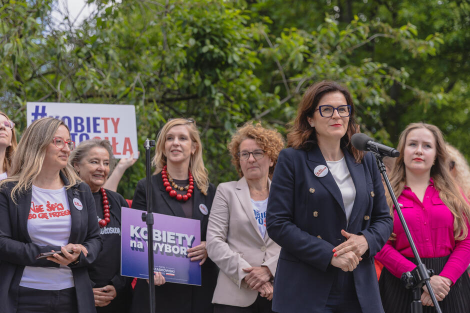 kobiety stoją w rzędzie