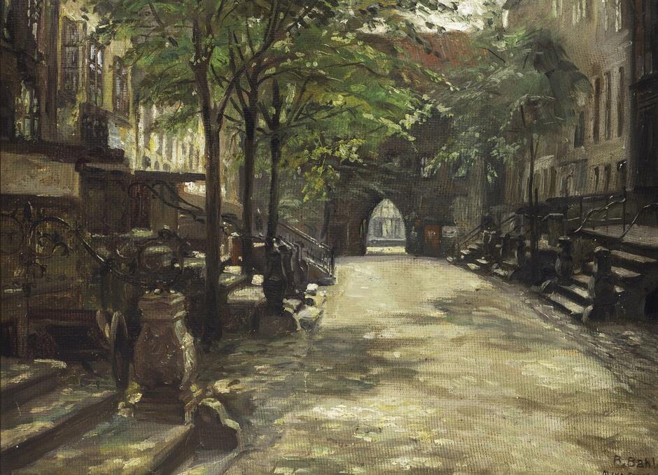 Obraz przedstawia nastrojową uliczkę w Gdańsku, najprawdopodobniej ul. Chlebnicką, z widokiem na gotycką bramę w głębi kompozycji. Ujęcie w ciepłych barwach i miękkim świetle oddaje spokojny, niemal romantyczny charakter architektury z kamiennymi schodami, drzewami i ozdobnymi balustradami.