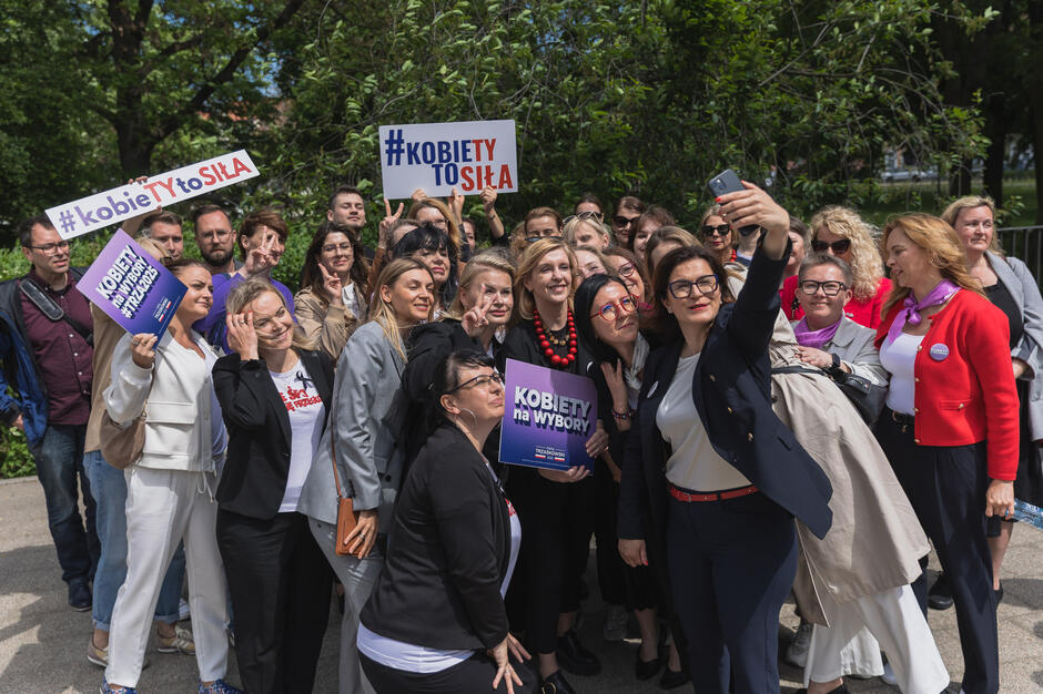Ponad 20 kobiet pozuje do wspólnego selfie